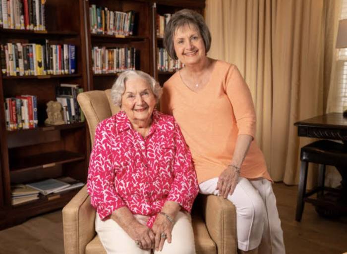 Bà Elaine Page (trái) và con gái Cecily Craig tại viện dưỡng lão Park Pointe Village, bang South Carolina, Mỹ. Ảnh: Park Pointe Village