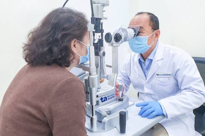PGS Nam kiểm tra mắt cho một phụ nữ. Ảnh minh họa: Bệnh viện Đa khoa Tâm Anh