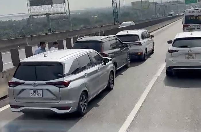Ba ôtô 7 chỗ tông liên hoàn, chắn ngang làn đường trên cầu Long Thành. Ảnh: Quang Trung