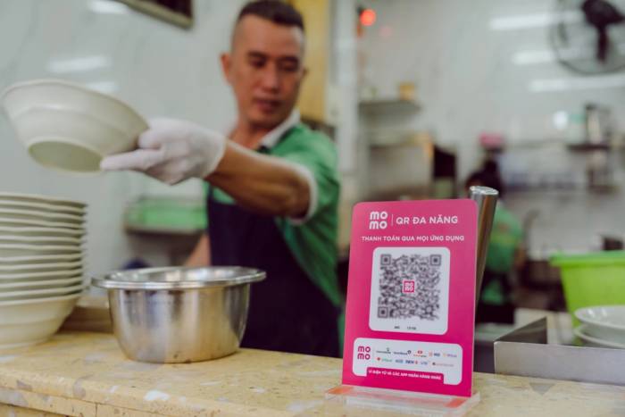 Nhiều tiểu thương sử dụng QR đa năng của MoMo. Ảnh: MoMo