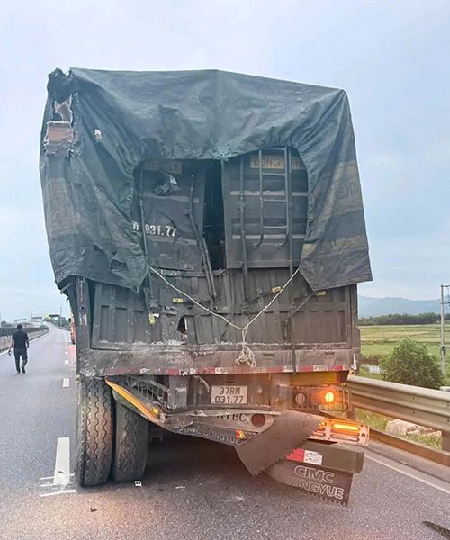 Ôtô đầu kéo hư hỏng phần đuôi. Ảnh: Hùng Lê