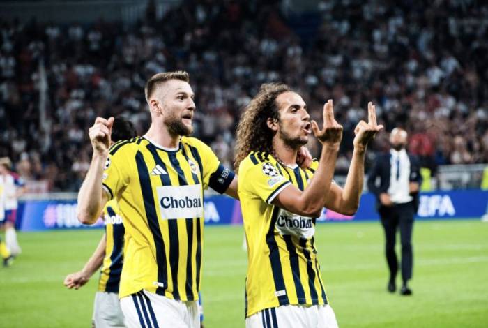 Matteo Guendouzi (phải) và Milan Skriniar khiêu khích CĐV Lyon sau trận. Ảnh: AFP