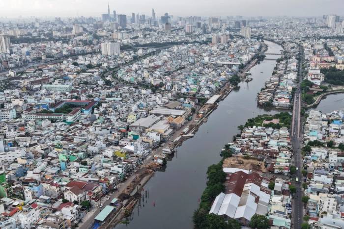 Bờ Bắc kênh Đôi (trái) đã được giải tỏa, bờ Nam sắp tới cũng sẽ được chỉnh trang. Ảnh: Quỳnh Trần