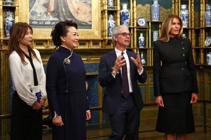 Đệ nhất phu nhân Mỹ Melania Trumpvà phu nhân của Chủ tịch Trung Quốc, bà Bành Lệ Viên, thăm bảo tàng nghệ thuật châu Á thuộc Viện Smithsonian tại thủ đô Washington ngày 24/9. Ảnh: AP