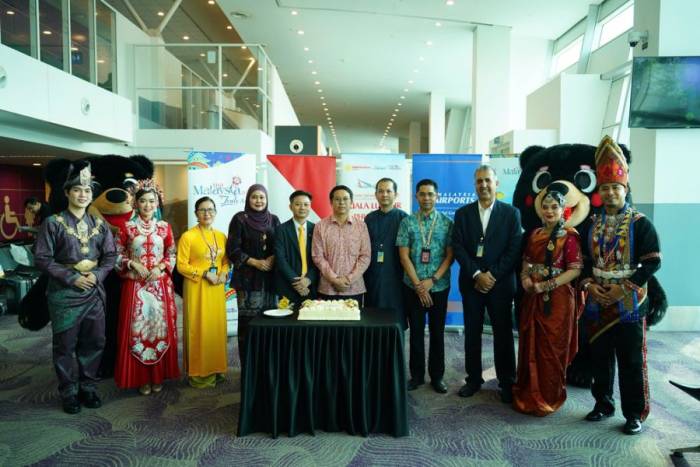 Đại diện Cơ quan Xúc tiến Du lịch Malaysia và Sun PhuQuoc Airways trong lễ khai trương chuyến bay. Ảnh: SPA