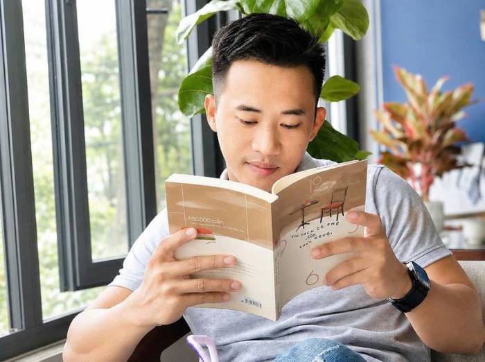 Đọc sách giấy có thể giúp thư giãn, tốt cho thần kinh và não bộ. Ảnh: Ngọc Long