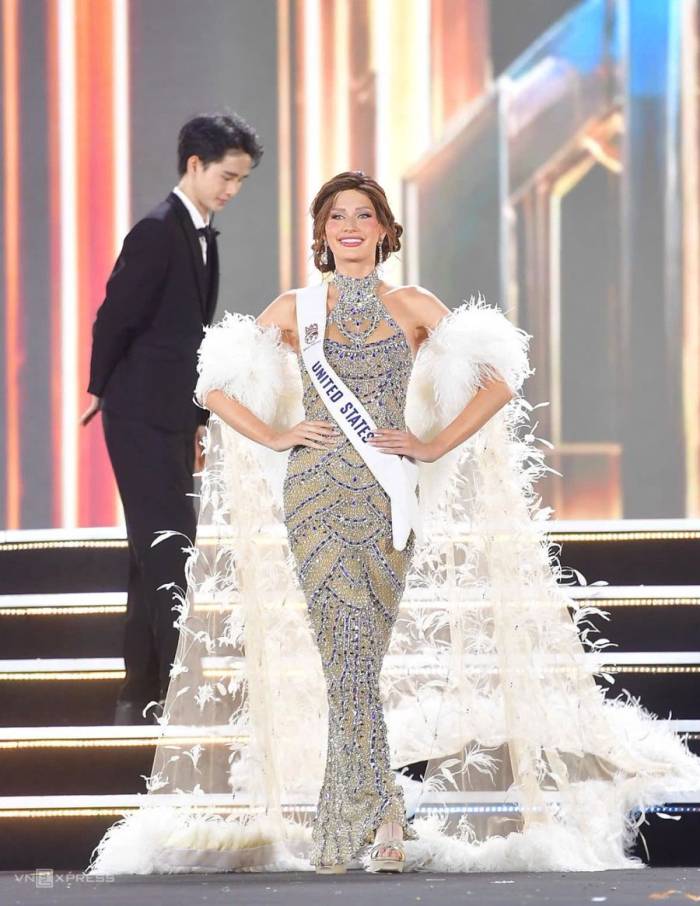 Mary Sickler trình diễn váy dạ hội trong chung kết Miss World 2026 tối 5/9 ở Khánh Hòa. Cô vào Top 20 chung cuộc. Ảnh: Thanh Tùng