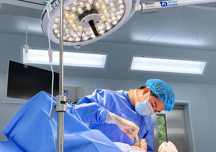 Bác sĩ Hưng đang thực hiện ca mổ lấy thai cho sản phụ. Ảnh: Bệnh viện Đa khoa Tâm Anh