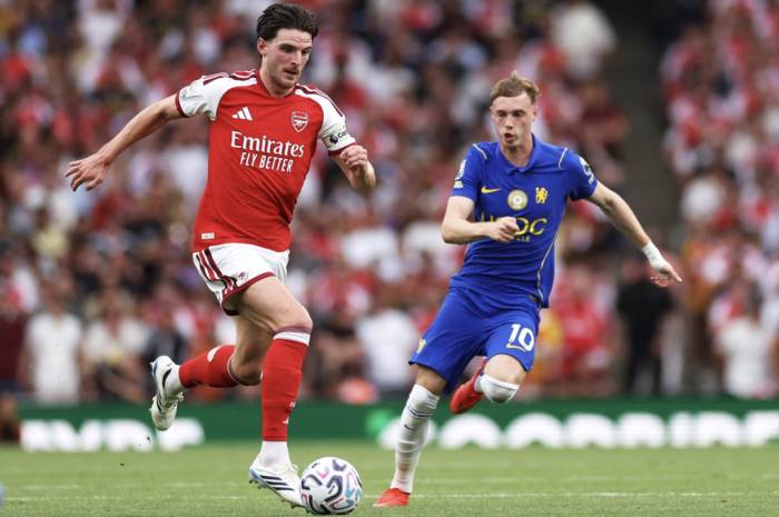 Cole Palmer (áo xanh) theo kèm Declan Rice trong trận Chelsea gặp Arsenal ở vòng ba Ngoại hạng Anh trên sân Emirates, London, Anh ngày 6/9/2026. Ảnh: AFP