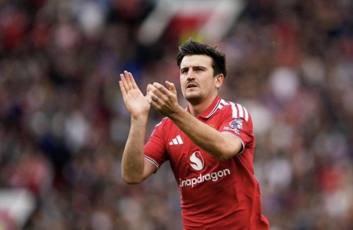 Harry Maguire khởi động trước trận Man Utd thắng Ipswich Town 5-2 ở vòng hai Ngoại hạng Anh trên sân Old Trafford, Manchester, Anh ngày 30/8/2026. Ảnh: AP