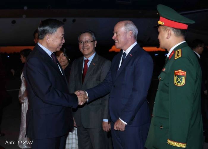 Quan chức Canada và cán bộ, nhân viên Đại sứ quán Việt Nam đón Tổng Bí thư, Chủ tịch nước Tô Lâm tại sân bay quốc tế Ottawa Mcdonald-Cartier. Ảnh: TTXVN