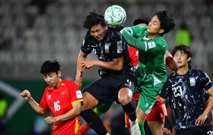 Việt Nam (áo đỏ) hòa Hàn Quốc 2-2, rồi thắng luân lưu 7-6 ở trận tranh HC đồng U23 châu Á 2026, trên sân King Abdullah Sports City, Arab Saudi ngày 23/1/2026. Ảnh: AFC