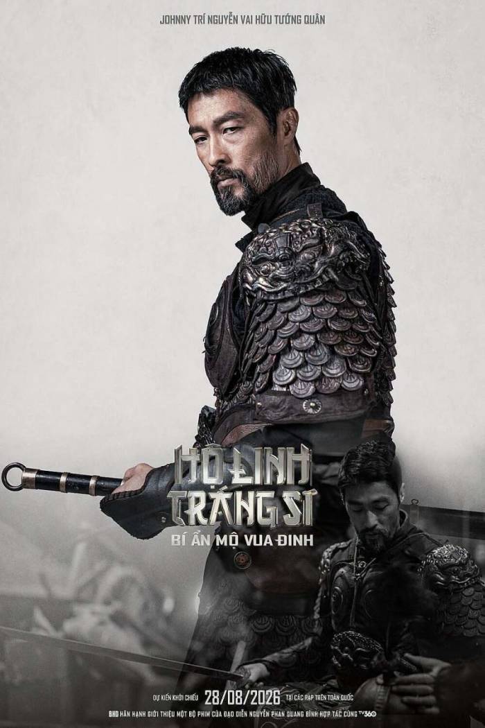 Poster tạo hình Johnny Trí Nguyễn trong vai Hữu tướng quân, người bảo vệ mộ vua Đinh Tiên Hoàng. Bộ giáp trụ của nhân vật là một trong những cổ phục được đầu tư nhất phim. Các mảnh giáp làm từ da bò dày, khắc hoa văn bằng laser, được cắt, đục lỗ và sơn tay thủ công. Ảnh: Đoàn phim cung cấp