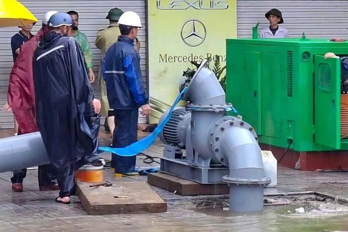 Máy bơm dã chiến hoạt động trên đường 72 m, chiều 19/9. Ảnh: Đức Hùng