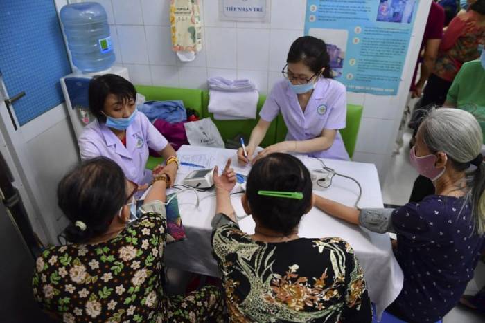 Người cao tuổi đo huyết áp tại trạm y tế phường Cầu Ông Lãnh, TP HCM.. Ảnh Thanh Tùng