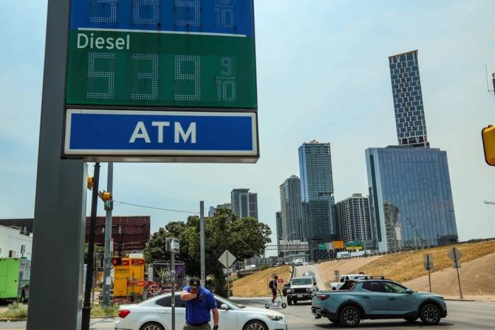 Giá dầu diesel tại trạm xăng của Chevron, thành phố Austin, bang Texas, ngày 26/8. Ảnh: Texas Tribune