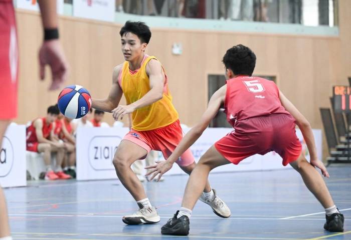 Vinschool The Harmony (áo vàng) trong trận chung kết gặp THPT Cầu Giấy năm 2025. Ảnh: Giang Huy