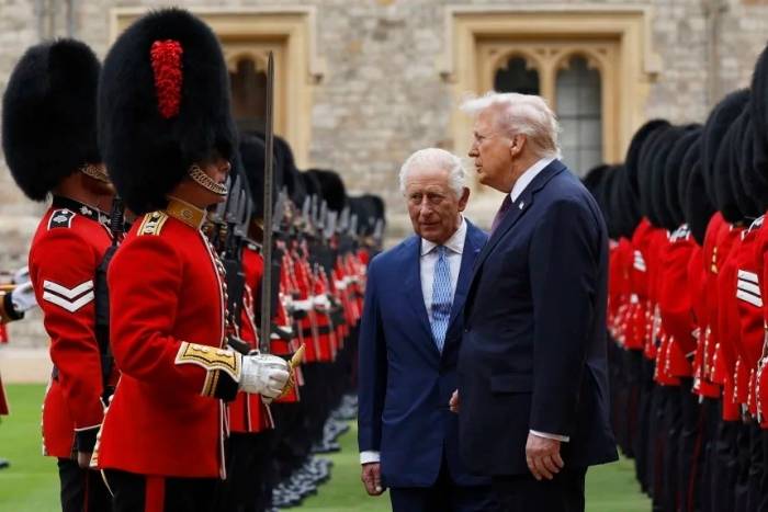 Vua Charles III và Tổng thống Mỹ Donald Trump duyệt đội danh dự trong chuyến thăm cấp nhà nước của Tổng thống Mỹ tại Lâu đài Windsor vào ngày 17/9/2025. Ảnh: AFP