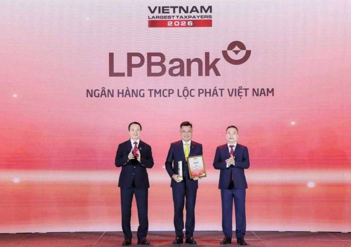 Ông Bùi Thái Hà, Phó Chủ tịch HĐQT LPBank nhận cúp và kỷ niệm chương từ ban tổ chức. Ảnh: LPBank