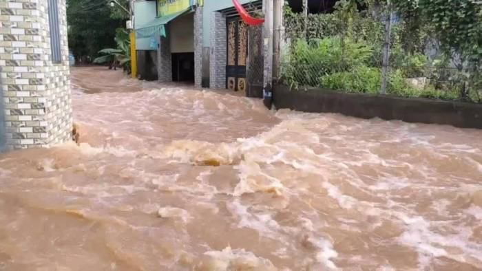 Nước chảy cuồn cuộn trong khu dân cư ở Biên Hoà