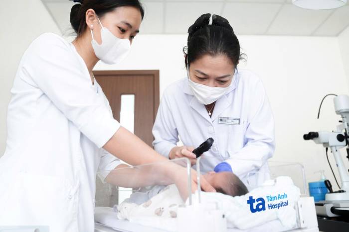Bác sĩ khám mắt cho một bé sơ sinh. Ảnh minh họa: Bệnh viện Đa khoa Tâm Anh
