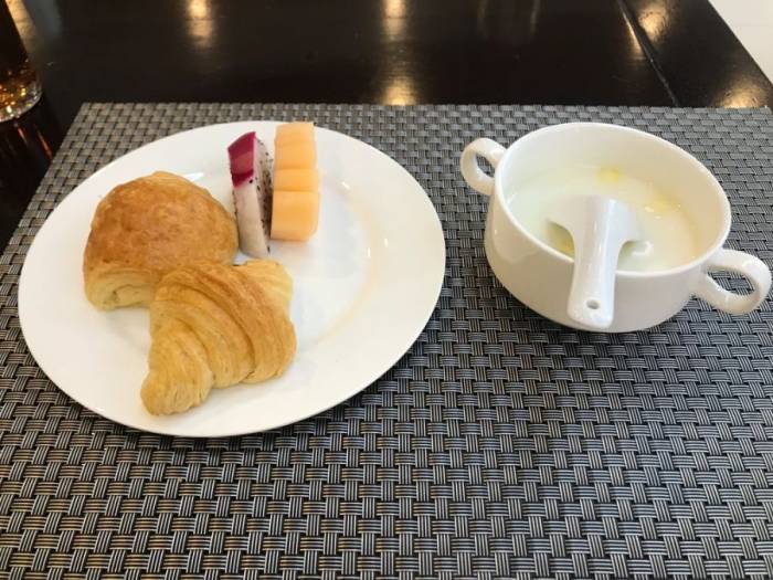 Bánh mì tinh chế và đồ uống có đường trong bữa sáng cần được cân đối về khẩu phần và thành phần dinh dưỡng. Ảnh minh họa: Bảo Bảo