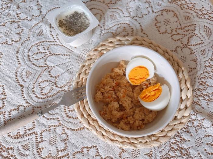 Bữa sáng kết hợp trứng, yến mạch, sữa chua và hạt chia cung cấp protein, chất xơ và chất béo tốt, góp phần giúp đường huyết ổn định hơn. Ảnh minh họa: Bảo Bảo