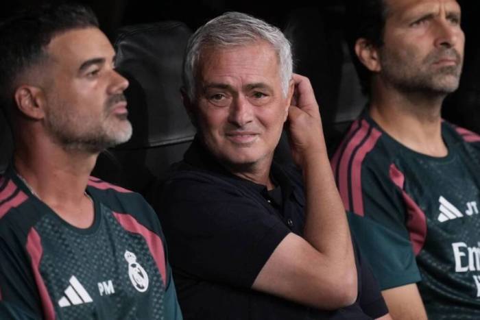 HLV Jose Mourinho (giữa) phản ứng trong trận Real Madrid gặp Inter tại Champions League trên sân Bernabeu, Madrid, Tây Ban Nha, ngày 8/9/2026. Ảnh: AP
