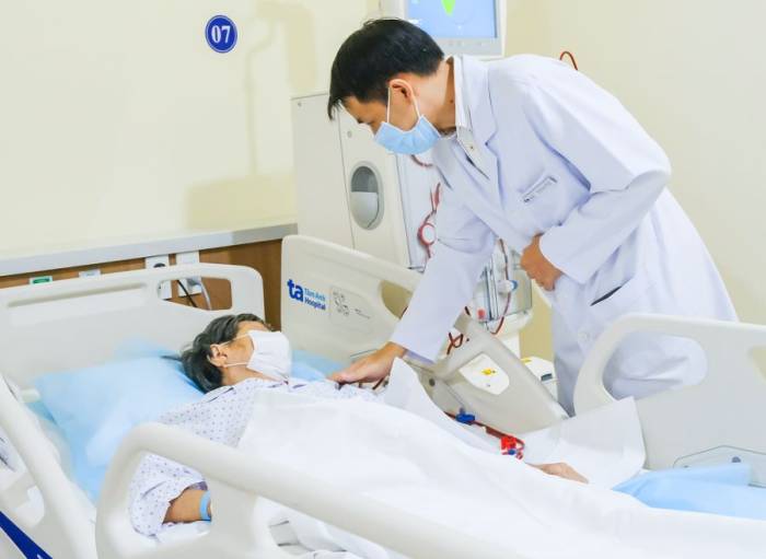 Bác sĩ Tài khám cho một người bệnh thận mạn kèm thiếu máu. Ảnh: Phòng khám Đa khoa Tâm Anh Quận 7