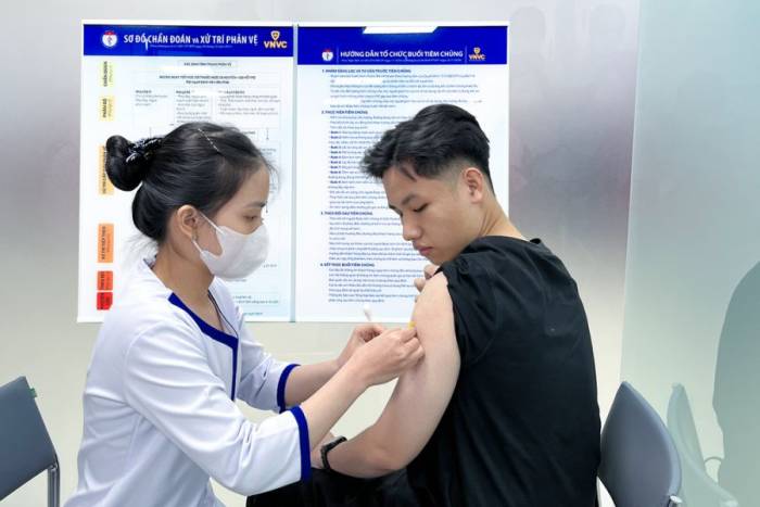 Nam thanh niên 22 tuổi tiêm vaccine sốt xuất huyết tại VNVC Quận 9, TP HCM để phòng bệnh khi nơi ở có nhiều muỗi. Ảnh: Diệu Thuần