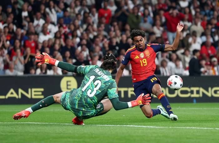 Lamine Yamal dứt điểm trong thế đối mặt thủ môn James Trafford, trong trận Tây Ban Nha thắng Anh 3-2 ở bảng A3 UEFA Nations League trên sân Wembley, London, Anh ngày 26/9/2026. Ảnh: Reuters