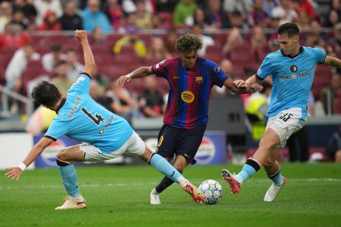Lamine Yamal (giữa) đi bóng qua Tsuyoshi Watanabe (trái) và Mika Marmol trong trận Barca gặp Feyenoord ở vòng phân hạng Champions League tại Barcelona, Tây Ban Nha, ngày 9/9/2026. Ảnh: AP