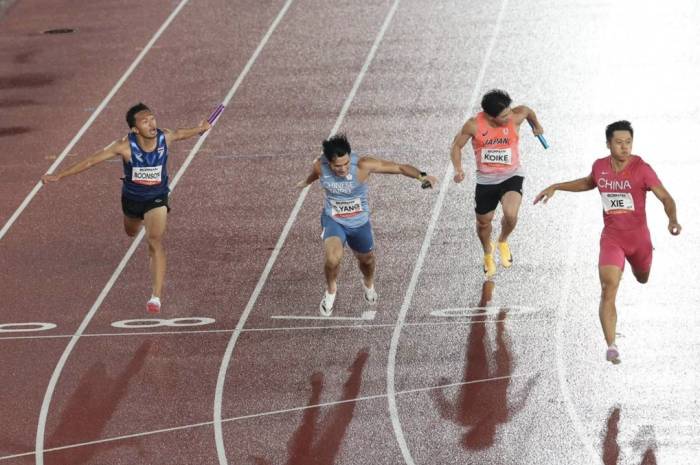 Puripol Boonson (ngoài cùng bên trái) của tuyển Thái Lan thi đấu chung kết 4x100m nam ASIAD 2026 ngày 28/9. Ảnh: Today.line