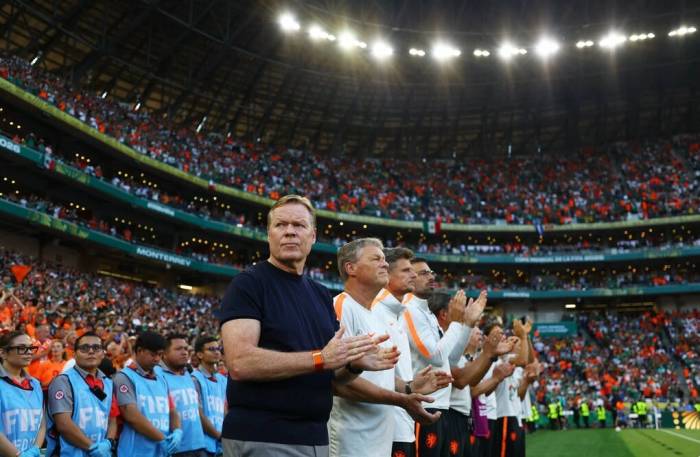 HLV Ronald Koeman (trái) cùng ban huấn luyện Hà Lan trước trận gặp Morocco ở vòng 1/16 World Cup 2026, trên sân Monterrey, Mexico ngày 29/6/2026. Ảnh: Reuters