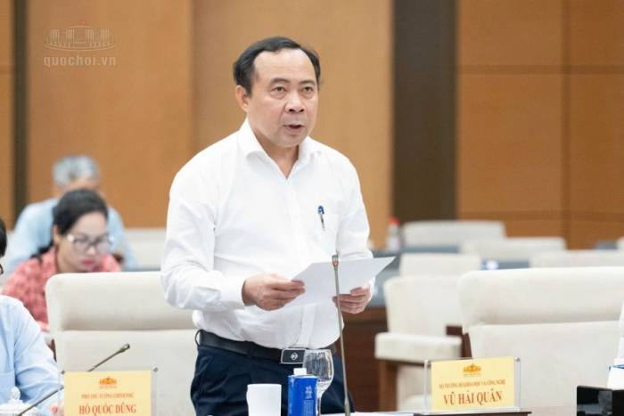 Bộ trưởng Khoa học và Công nghệ Vũ Hải Quân trình Ủy ban Thường vụ Quốc hội dự án luật sáng 27/8. Ảnh: Cổng TTĐT Quốc hội
