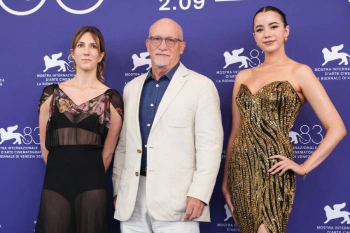 Êkíp phim Musk tại Liên hoan phim Venice, từ trái qua: nhà báo Zoë Schiffer, đạo diễn Alex Gibney và Ashley St. Clair. Ảnh: AP