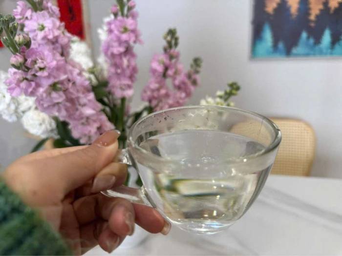 Uống nước sau ăn giúp loại bỏ một phần thức ăn đọng lại trong khoang miệng. Ảnh: Anh Ngọc