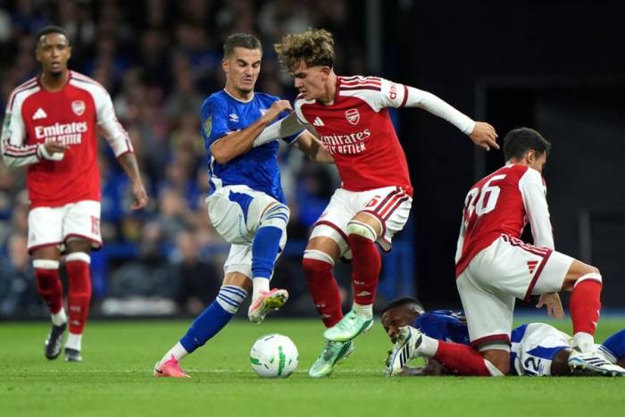 Max Dowman (phải) tranh bóng với Anis Mehmeti trong trận Arsenal thắng Ipswich 4-2 ở vòng ba Cup Liên đoàn Anh, trên sân Portman Road, thành phố Ipswich ngày 15/9/2026. Ảnh: AP