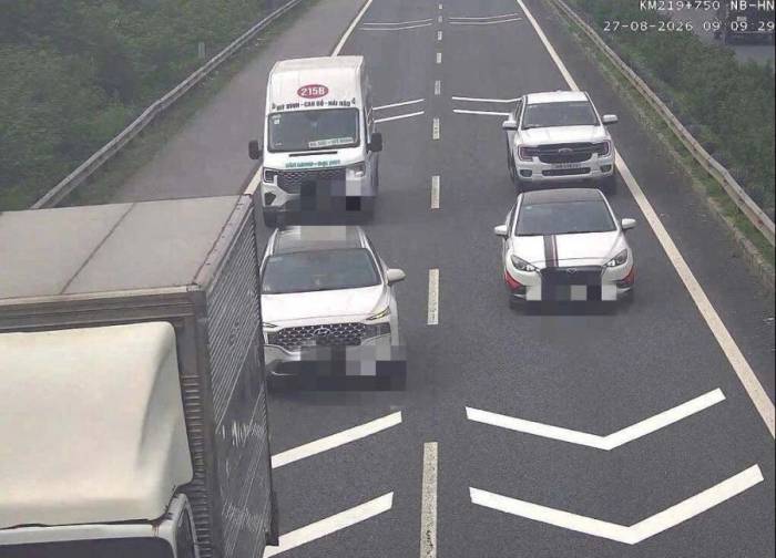 Các xe bám sát nhau trên cao tốc Pháp Vân - Nghi Sơn vào ngày 27/8. Ảnh: Cục CSGT