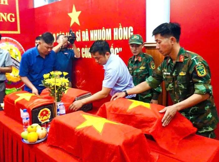 Các hài cốt được đưa vào quách và bàn giao cho Phòng Văn hóa - Xã hội xã. Ảnh: Trọng Quốc