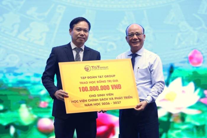 Chủ tịch HĐQT Tập đoàn T&T Group Nguyễn Tất Thắng trao tài trợ học bổng cho đại diện Học viện Chính sách và Phát triển (Bộ Tài chính). Ảnh: T&T Group