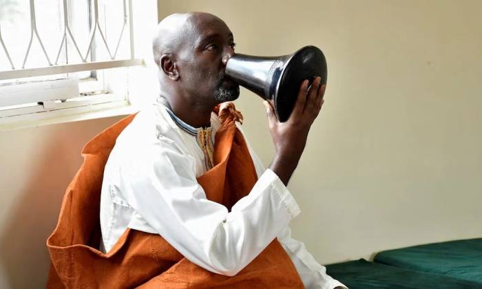 Hoàng tử Edward Rukidi Kijanangoma Nyabongo I thực hiện các nghi lễ trước khi đăng quang tại Uganda ngày 28/9. Ảnh: Reuters