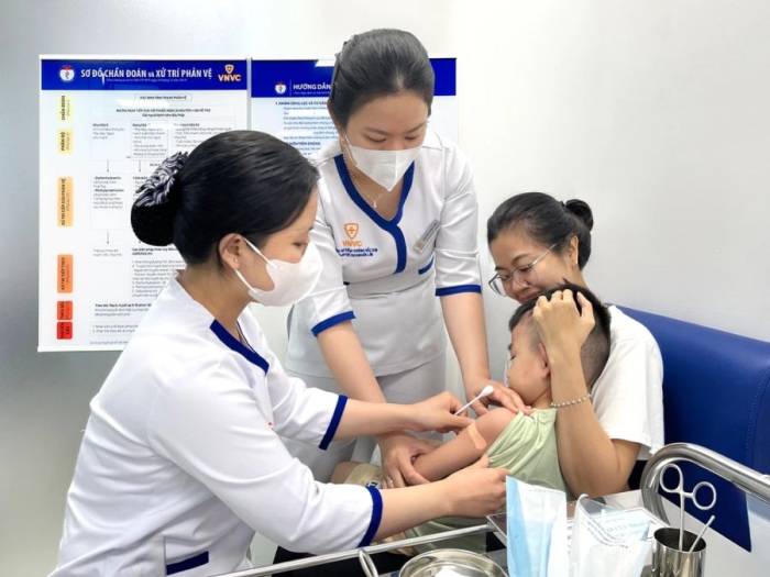 Trẻ được phụ huynh đưa đi tiêm vaccine để phòng bệnh tại VNVC. Ảnh: Bình An