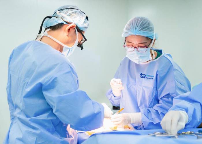 Bác sĩ Dũng (trái) cùng êkíp phẫu thuật bóc nội mạc động mạch cảnh cho bệnh nhân. Ảnh: Bệnh viện Đa khoa Tâm Anh