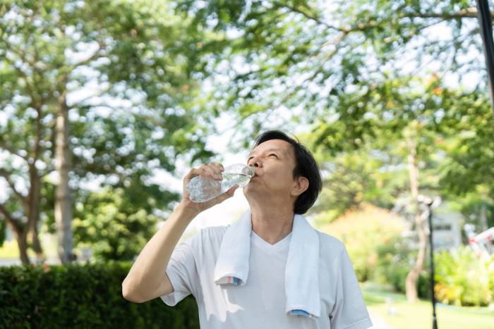 Cần chú ý các dấu hiệu thiếu nước để nhanh chóng bổ sung hoặc đưa người bệnh đi khám kịp thời. Ảnh minh họa: Vecteezy