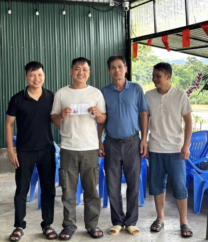 Đại diện Ban quản lý bản Ban, xã Châu Tiến đến thăm hỏi anh Nguyễn Văn Cao, 37 tuổi (áo trắng), sau hành động cứu người, ngày 17/9. Ảnh: Nhân vật cung cấp