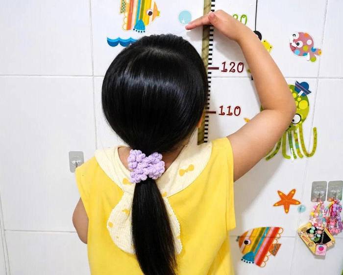 Cha mẹ nên thường xuyên theo dõi chiều cao của trẻ. Ảnh: Kim Uyên