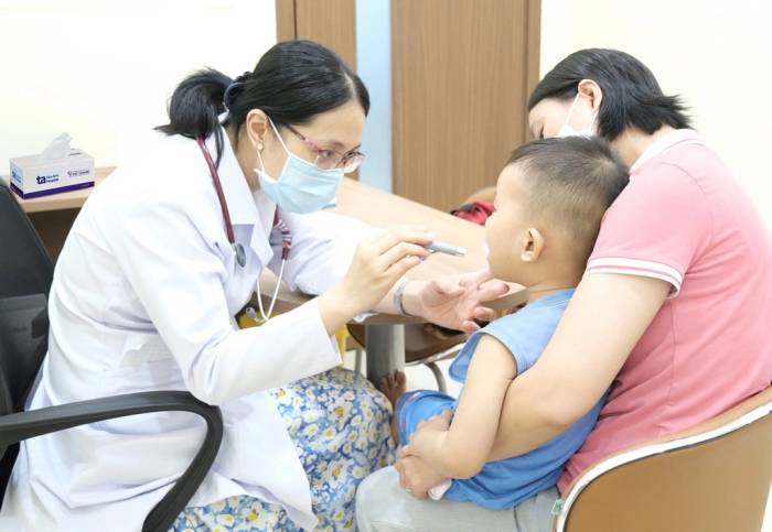 Bác sĩ Thanh, kiểm tra tình trạng sức khỏe cho trẻ. Ảnh minh họa: Bệnh viện Đa khoa Tâm Anh