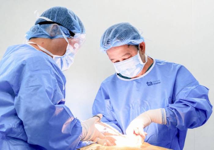 Bác sĩ Minh và ê kíp phẫu thuật cho người bệnh. Ảnh: Bệnh viện Đa khoa Tâm Anh