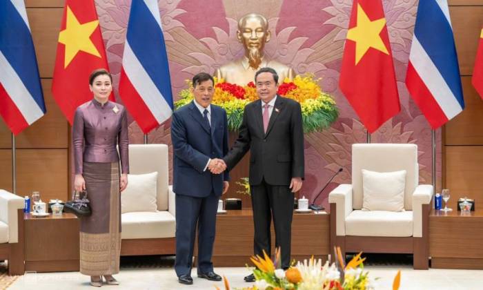 Chủ tịch Quốc hội Trần Thanh Mẫn cùng Quốc vương Thái Lan và Hoàng hậu. Ảnh: Giang Huy